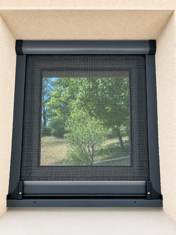 ROLUX installée sur une fenêtre de toit